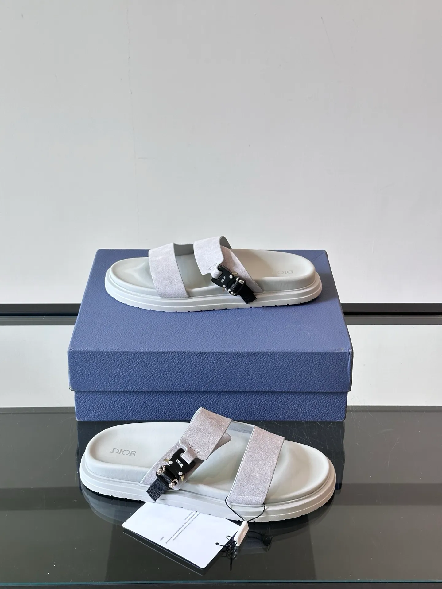 Factory price: 300💰Dior Aqua men's sandals and slippers. Showcasing Dior haute couture design. The Dior gray suede strap is accented with an aluminum Dior buckle for added style. Paired with a comfortable tonal notch sole, they pair easily with shorts or jeans for a sophisticated look. Main body: suede cow leather, technical fabric lining: cow leather, with adjustable straps, aluminum Dior buckle, Dior gray EVA insole, tonal notch rubber outsole splicing structure👌👌 size: 38-44 (45.46 customized)